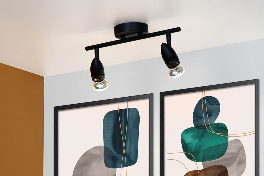 Plan rapproché du luminaire fixé au plafond dans un intérieur coloré