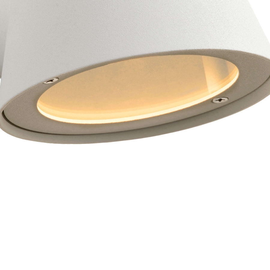 Gros plan sur la lentille diffuseuse et les vis de fixation de l'applique blanche