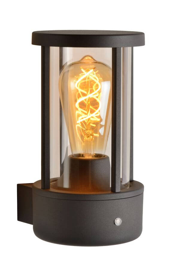 Vue de trois quarts du luminaire sur fond blanc, ampoule à filament allumée
