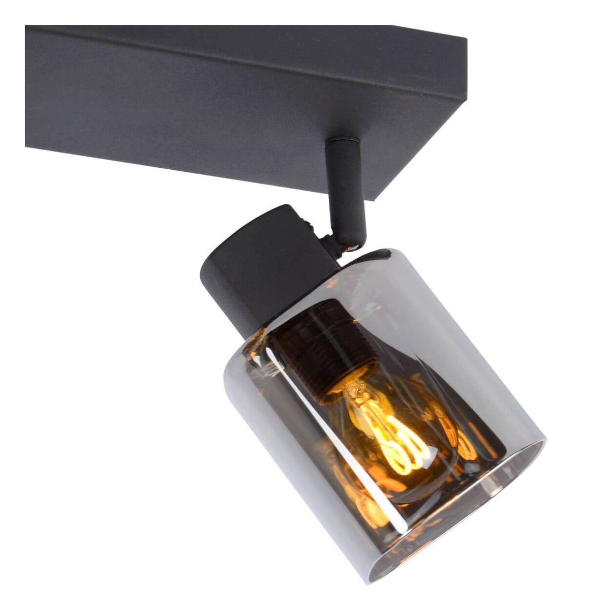 Gros plan sur un spot noir orientable et son diffuseur en verre fumé avec ampoule allumée.