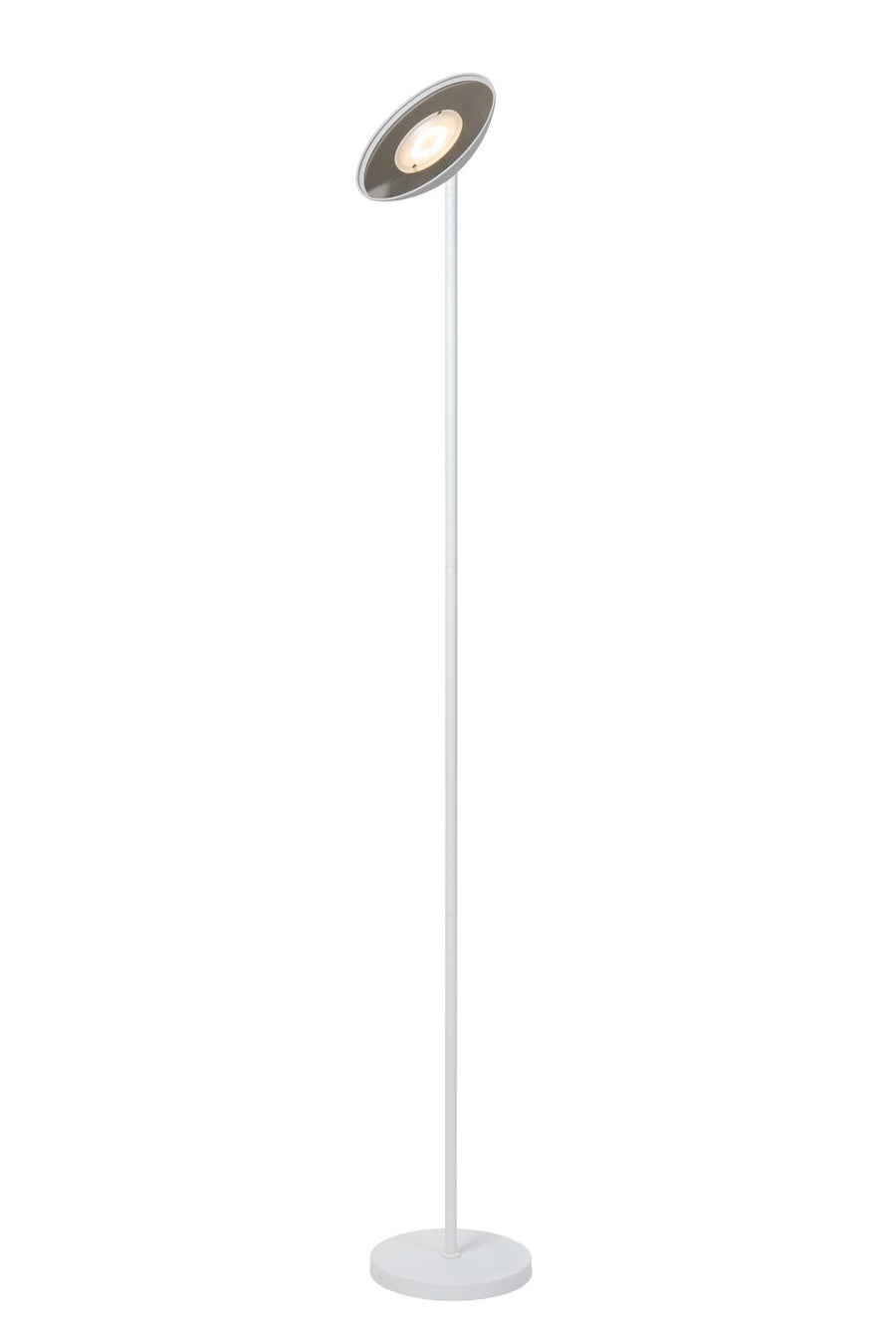 Lampadaire blanc allumé, tête inclinée vers le bas et lumière chaude visible.