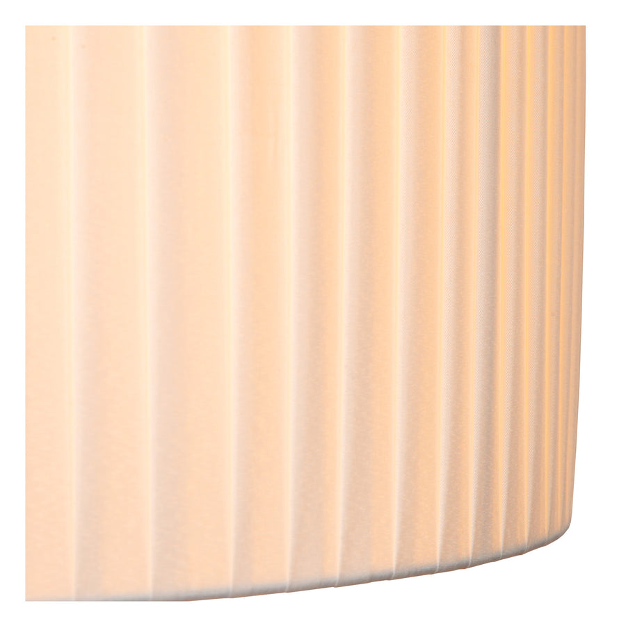 Détail de la texture plissée du tissu blanc beige de l'abat-jour.