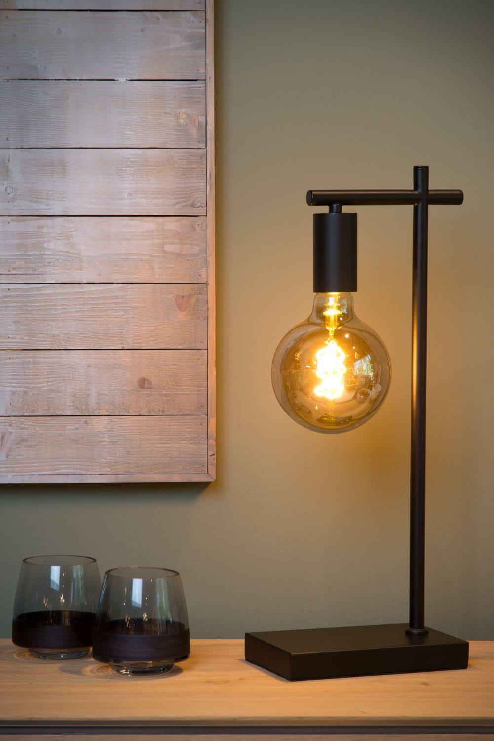 Mise en ambiance avec planches de bois brut et mur kaki