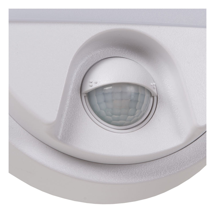 Gros plan sur le détecteur infrarouge et sa lentille facettée, intégré à la coque blanche.