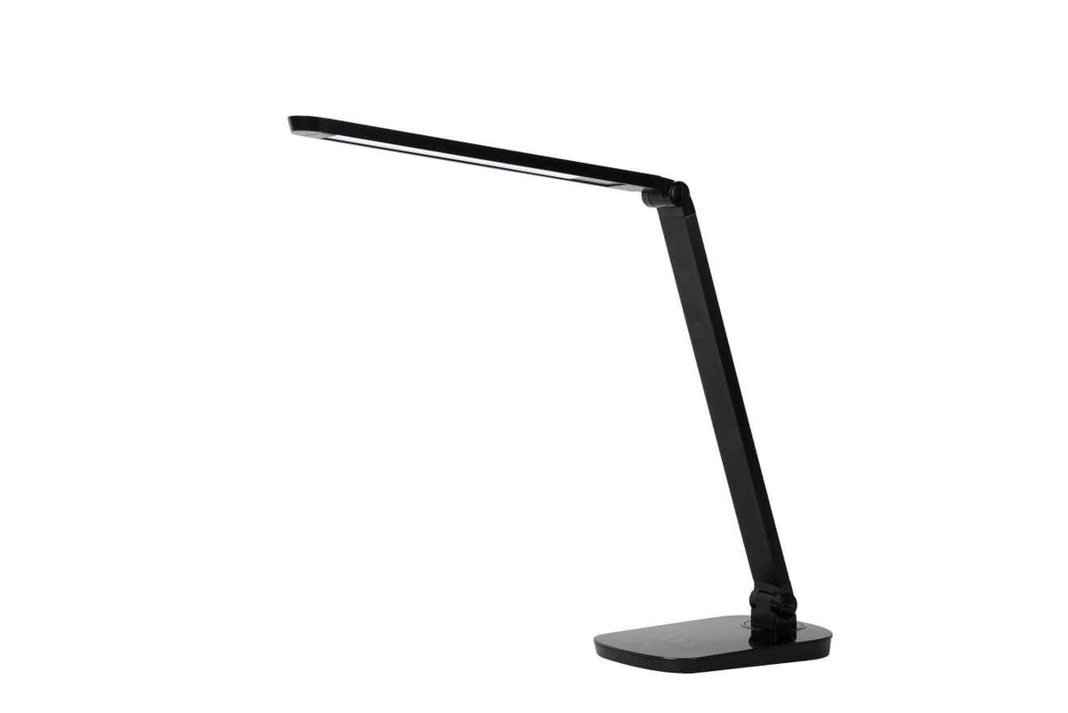 Lampe de bureau noire articulée présentée de profil sur fond blanc, tête inclinée.
