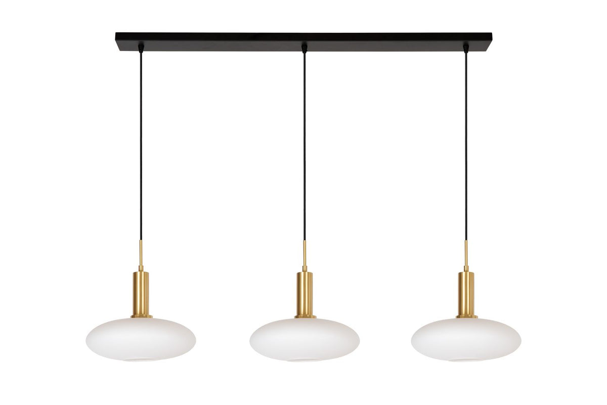 Vue d'ensemble de la suspension avec ses trois diffuseurs opale et ses câbles noirs.