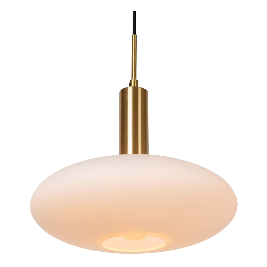 Gros plan sur une lumière : abat-jour ovale opale et support cylindrique doré brossé.