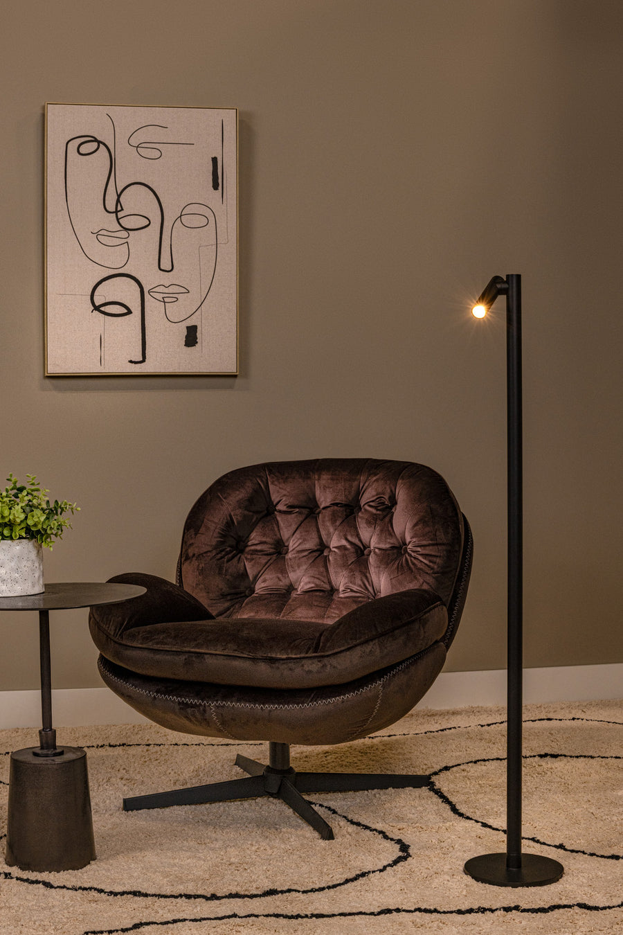 Vue d'ensemble du lampadaire extérieur noir dans un salon au décor contemporain