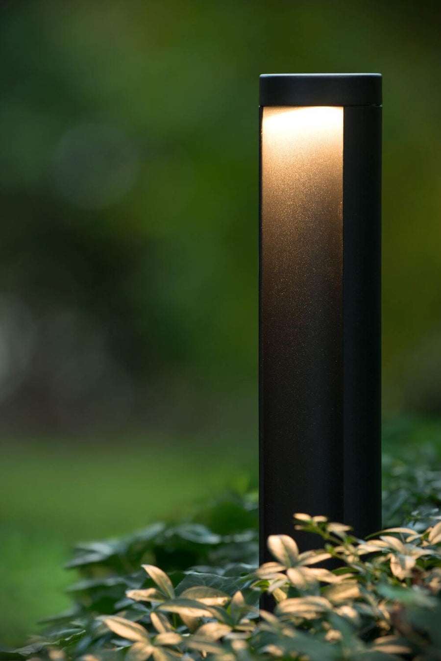 Détail de la fente diffusante et de la finition noire granitée de la borne