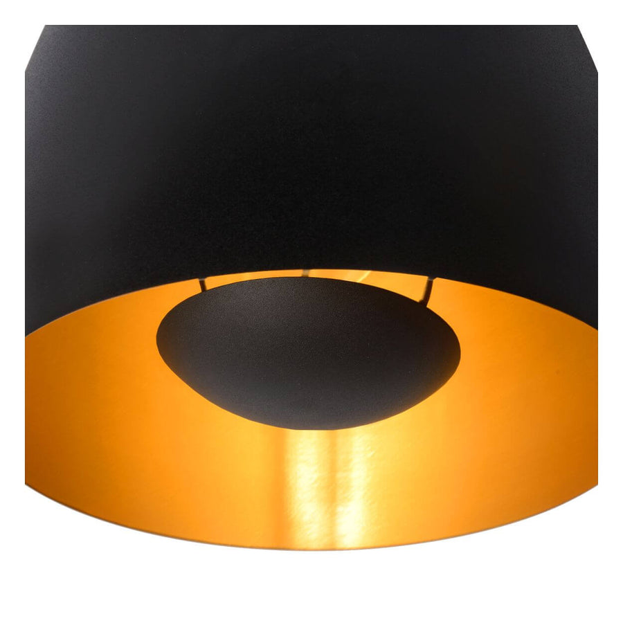 Détail de dessous montrant l’intérieur doré et le diffuseur central noir du luminaire.