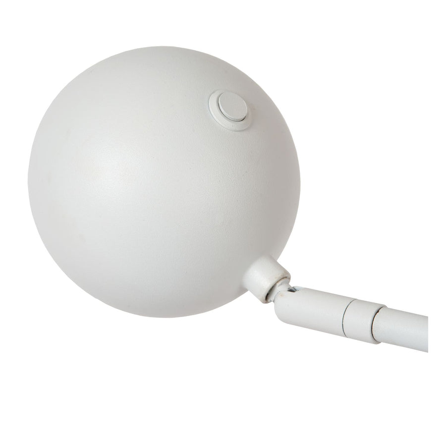 Détail de la sphère blanche, de son interrupteur et de l'articulation du bras.