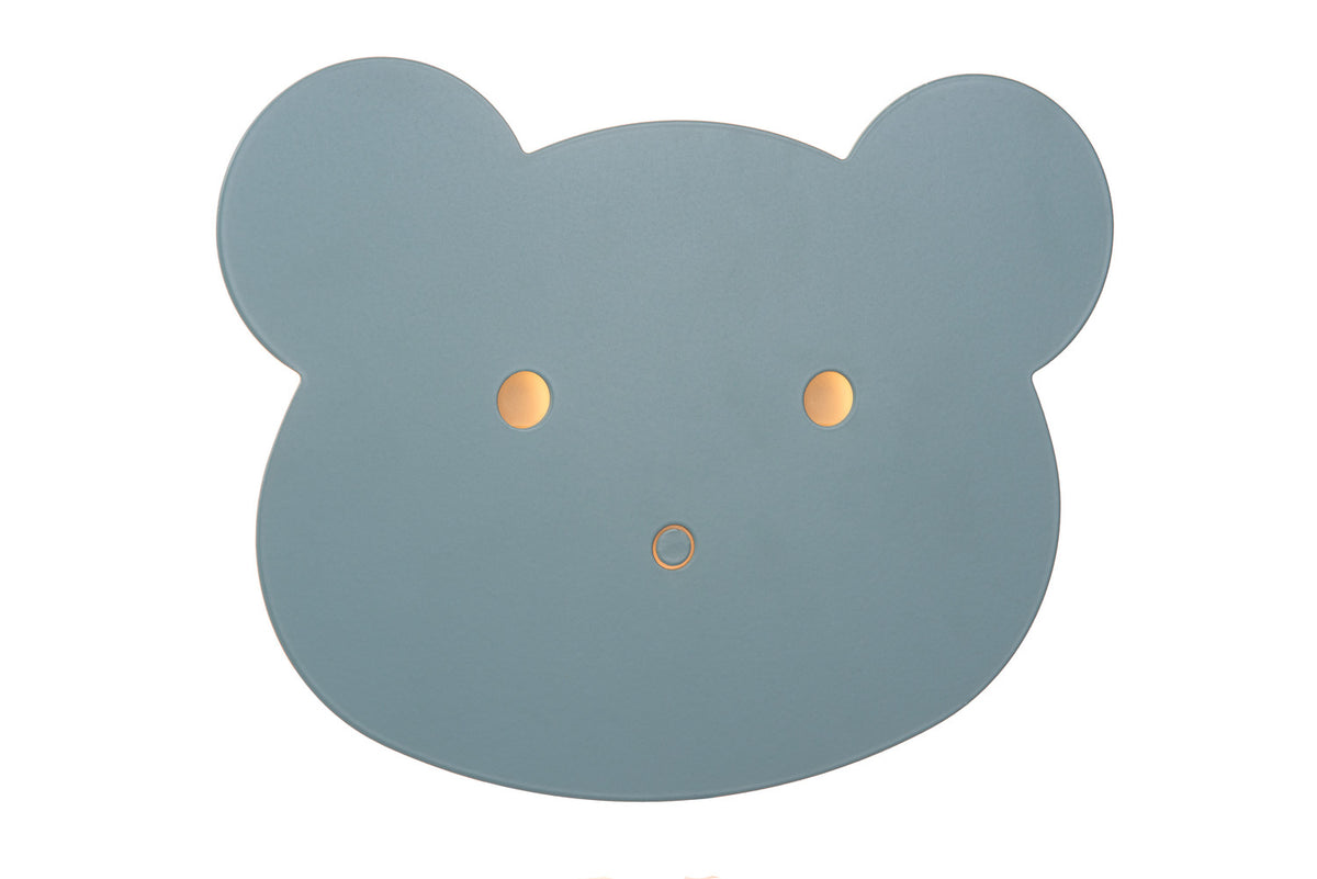 Vue de face sur fond blanc de l'applique murale tête d'ours bleue avec détails dorés.