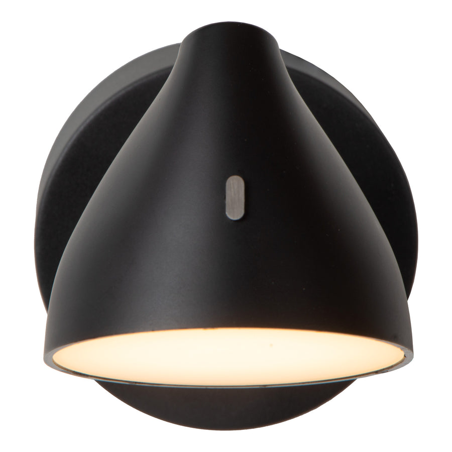 Vue de face de l'applique murale noire, abat-jour conique allumé et platine circulaire.