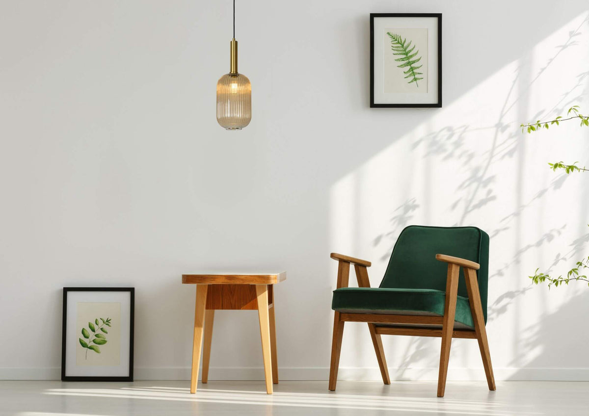 Suspension suspendue dans un décor épuré avec fauteuil, table et plante
