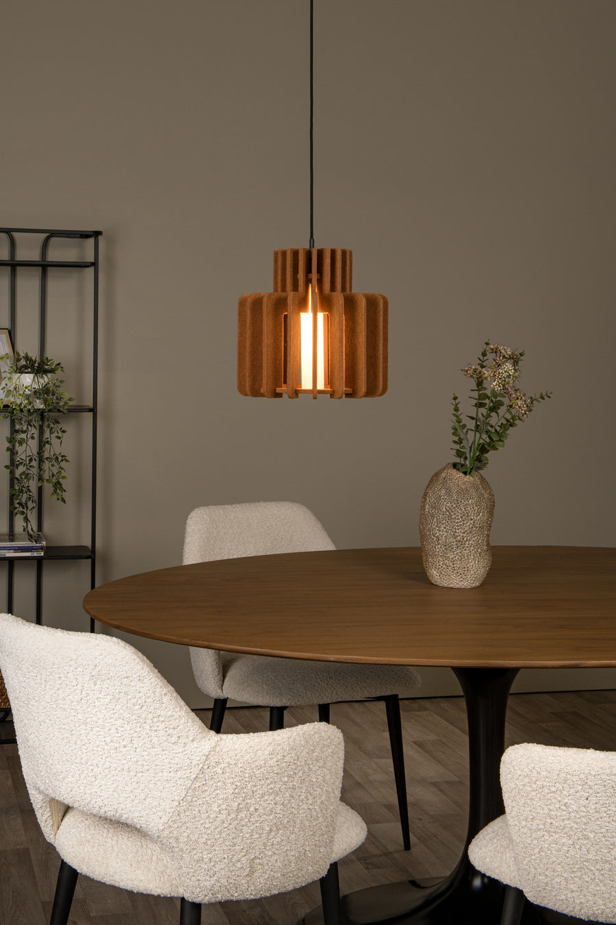 Vue rapprochée du luminaire suspendu au-dessus de la table et d'un vase