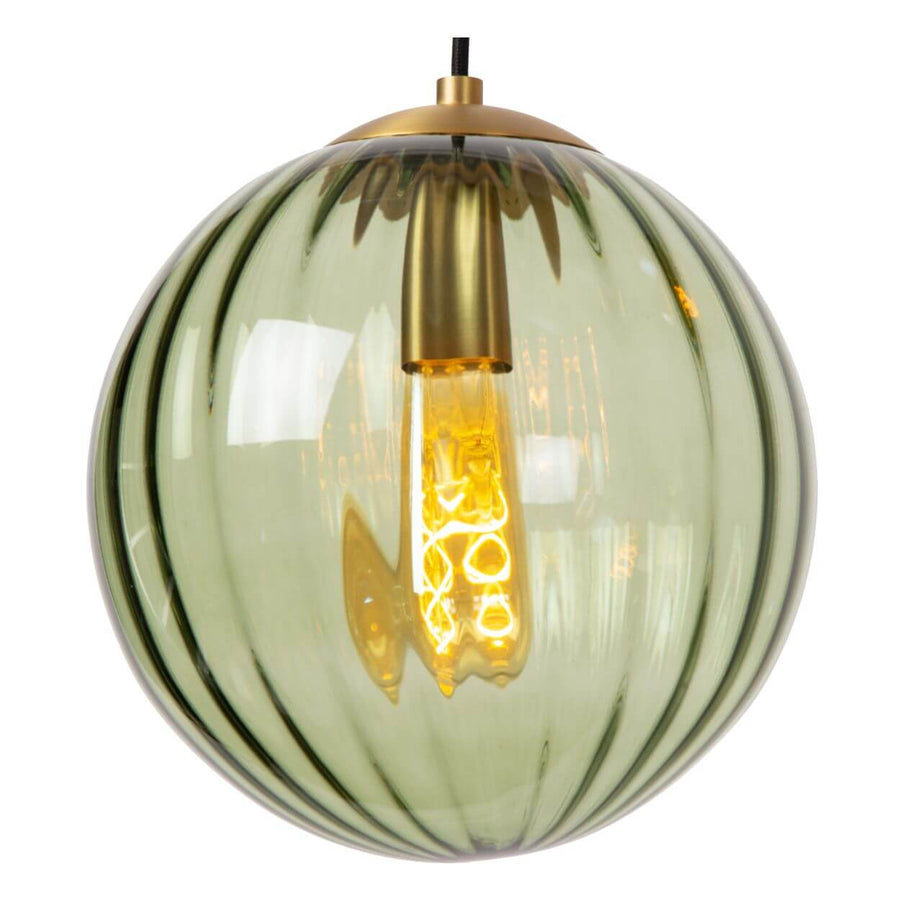 Vue de face de la suspension verte en verre côtelé, globe sphérique sur fond blanc.
