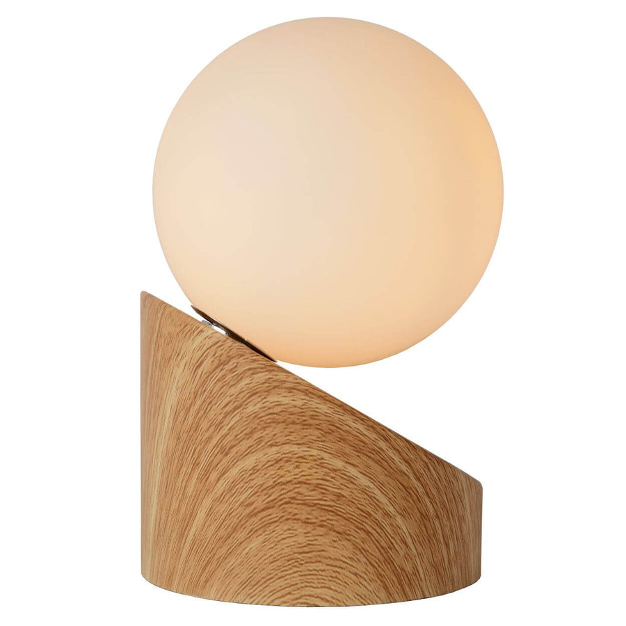 Produit de face sur fond blanc, socle bois incliné et globe opale