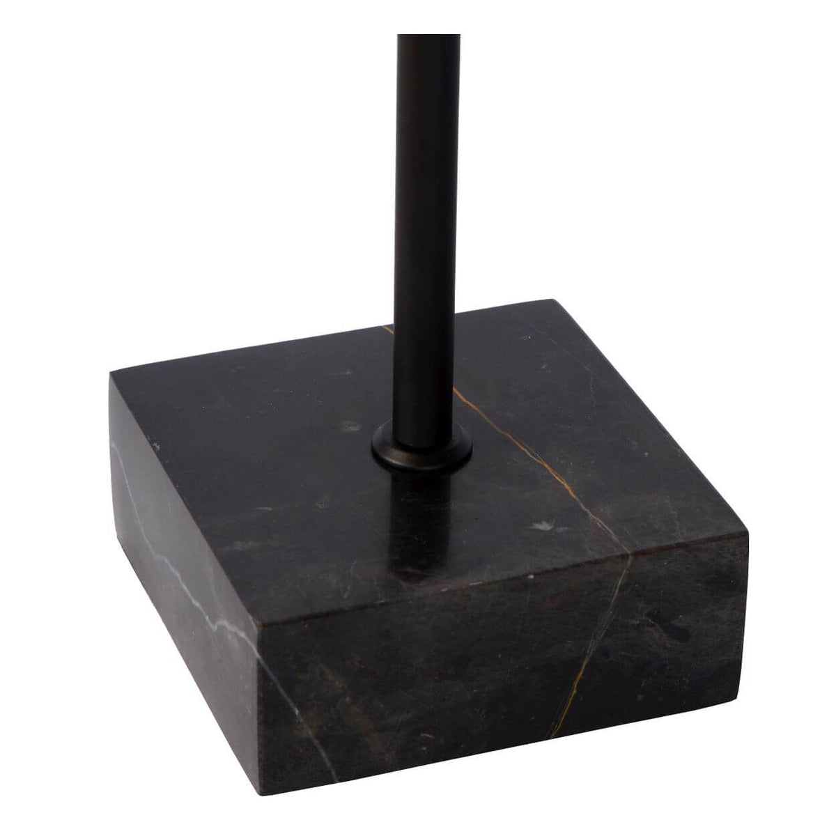 Détail de la base carrée en marbre noir veiné et du pied