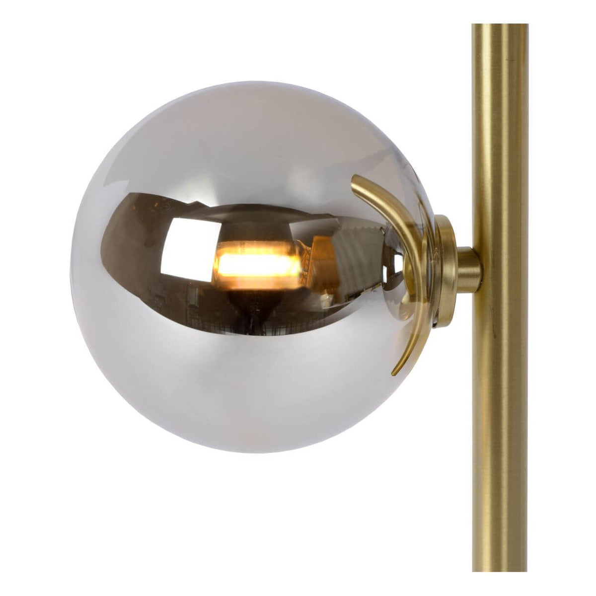 Détail d'un globe en verre fumé avec ampoule allumée et fixation dorée.