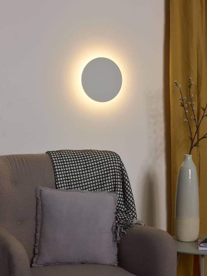 Mise en ambiance avec fauteuil, plaid et rideau jaune, lumière rasante