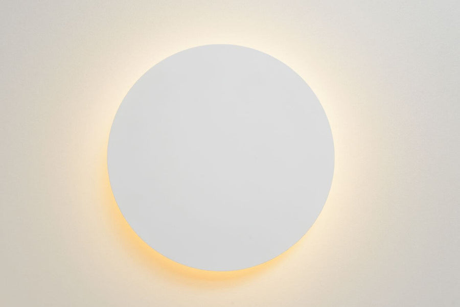 Gros plan du disque allumé, halo doré soulignant le contour circulaire