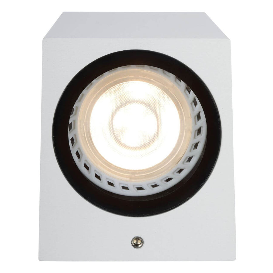 Gros plan de face sur la source LED circulaire et sa collerette noire