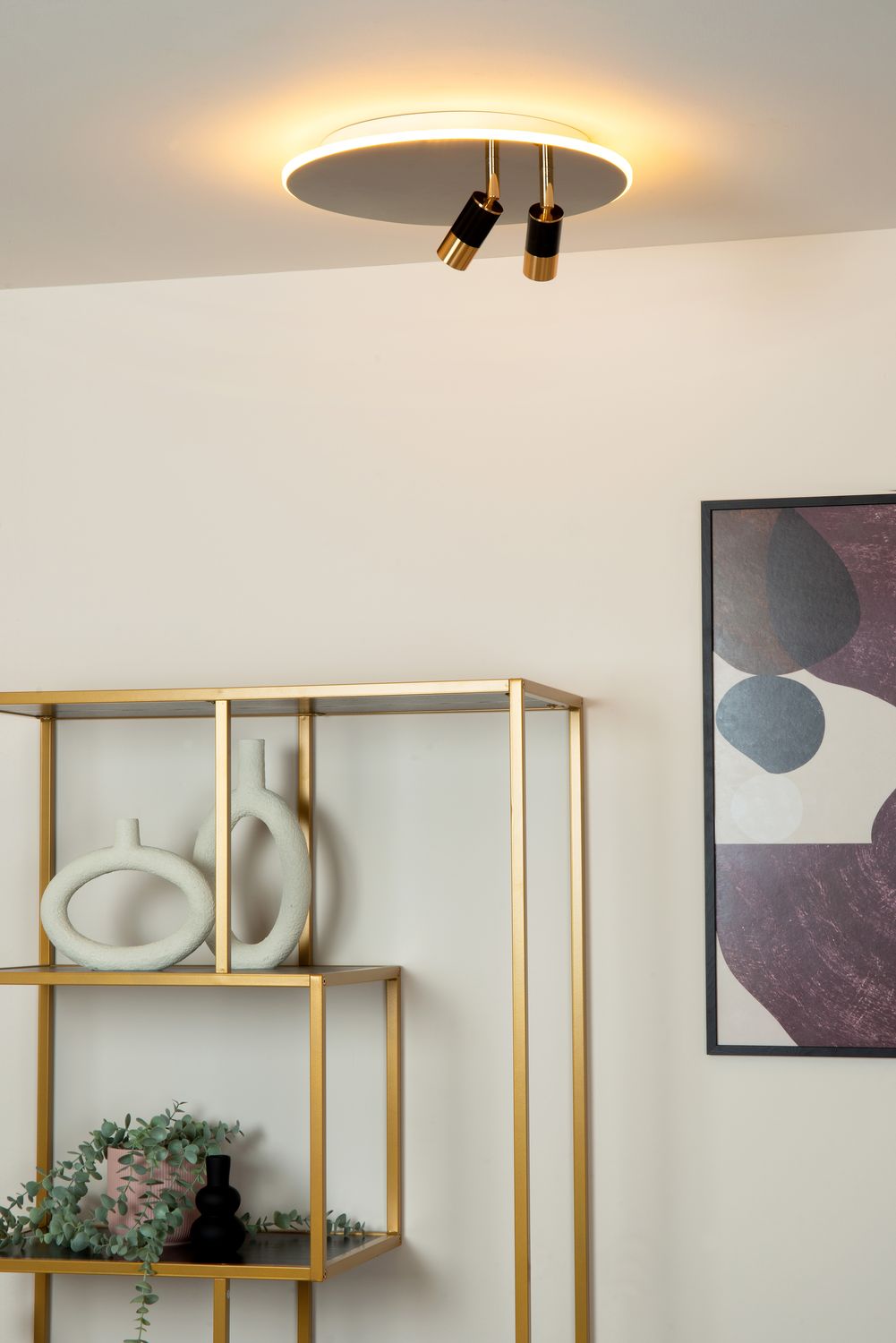 Mise en ambiance dans un salon moderne, plafonnier diffusant une lumière chaude