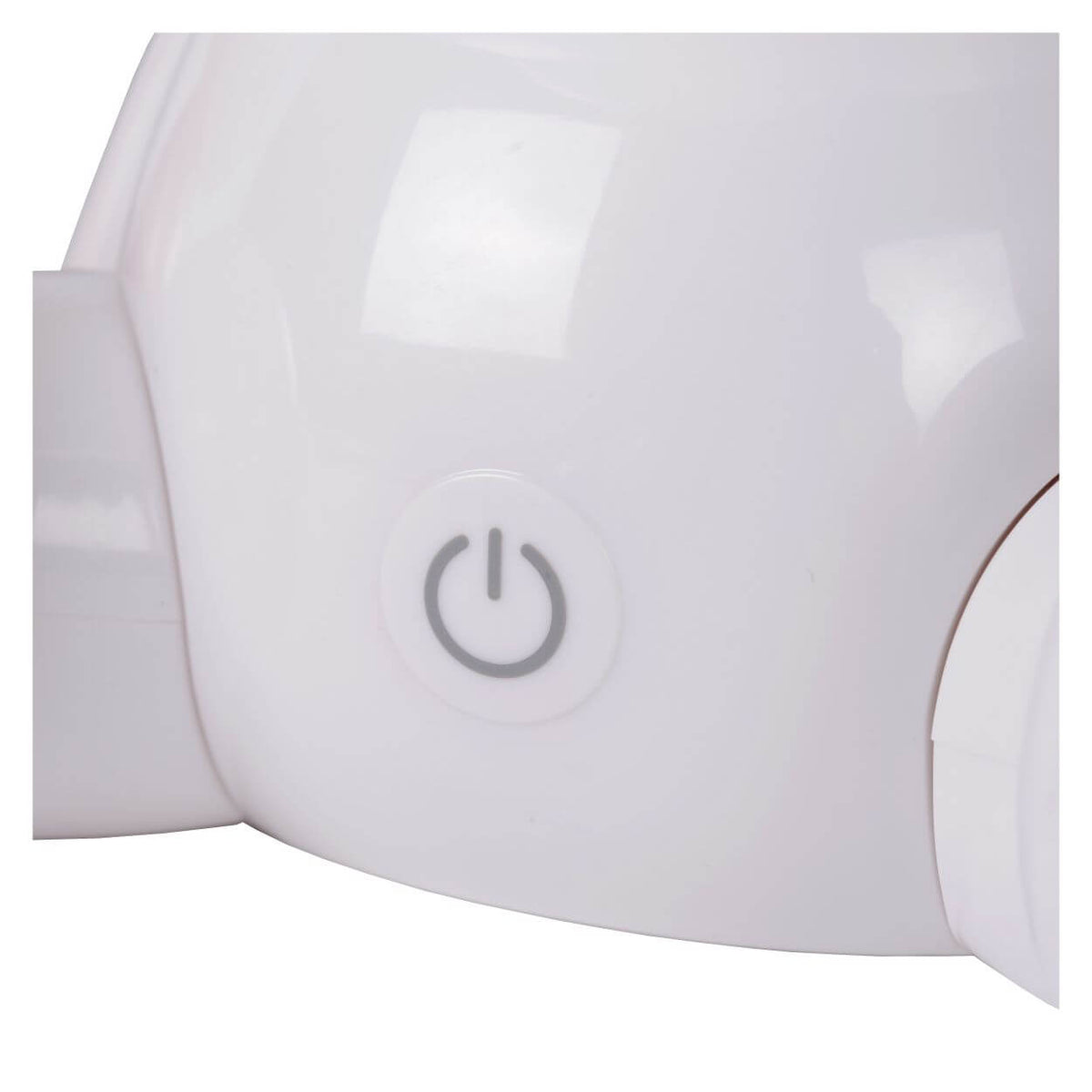 Détail du bouton power situé sur le ventre de la lampe en plastique blanc.