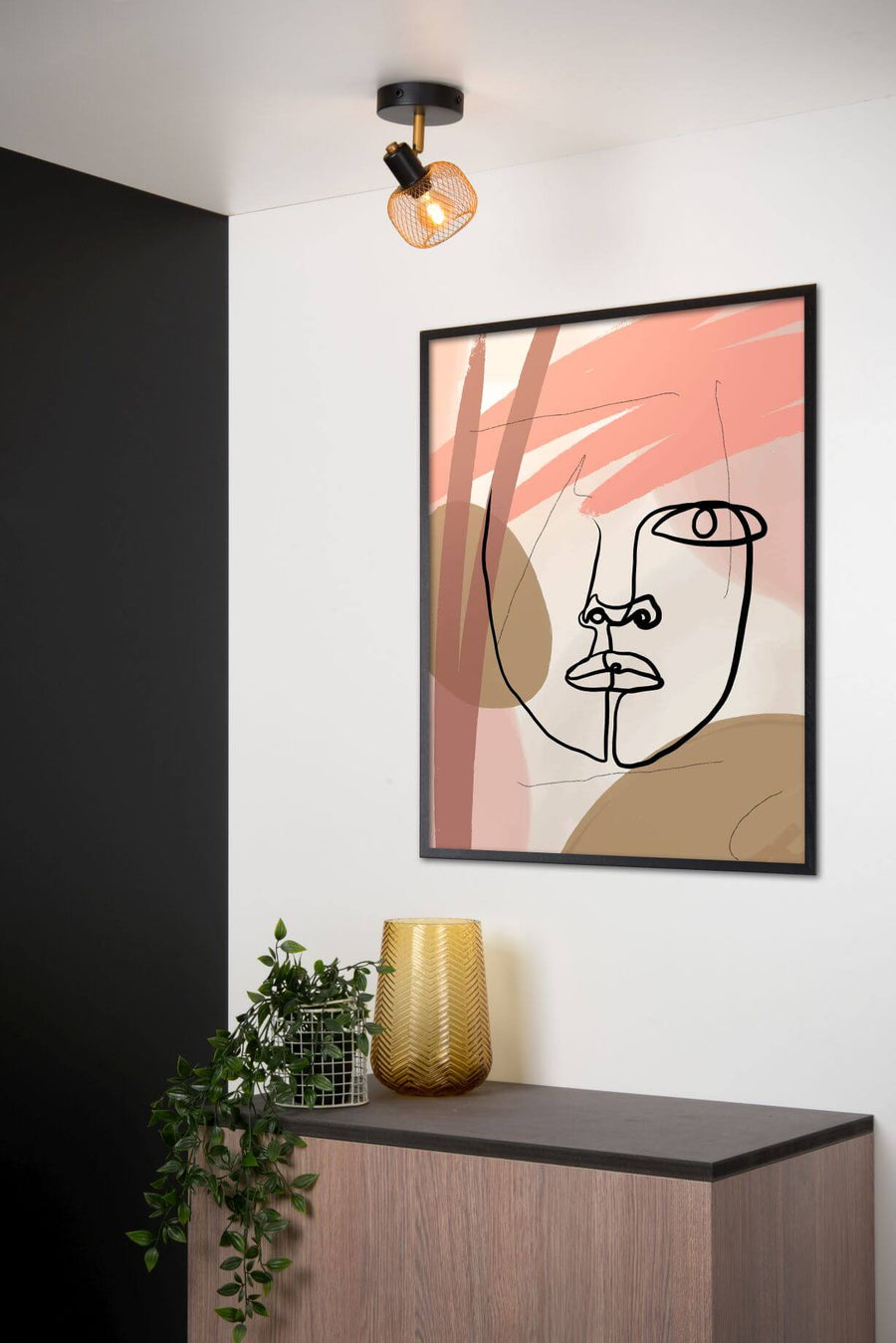 Vue d'ensemble du plafonnier fixé au plafond devant un tableau encadré