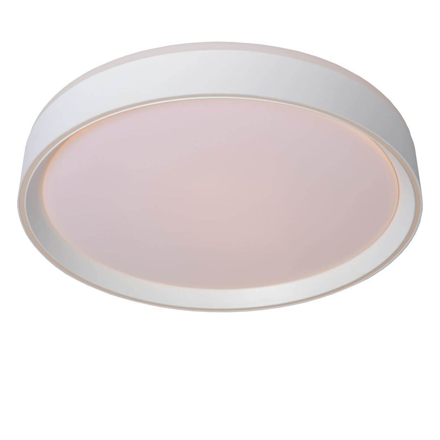 Plafonnier rond blanc vu de dessous, diffuseur opale allumé en lumière chaude