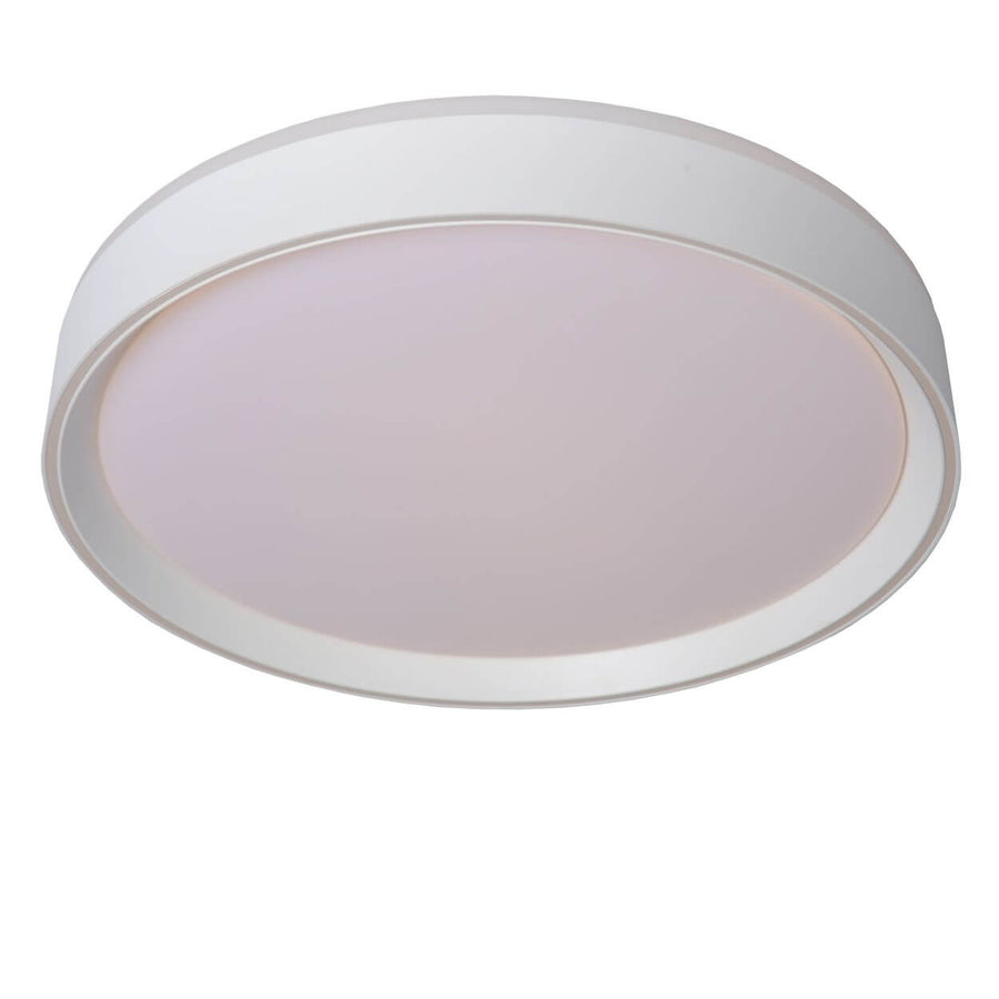 Détail du plafonnier blanc allumé, lumière rosée diffusée par la coupole opale