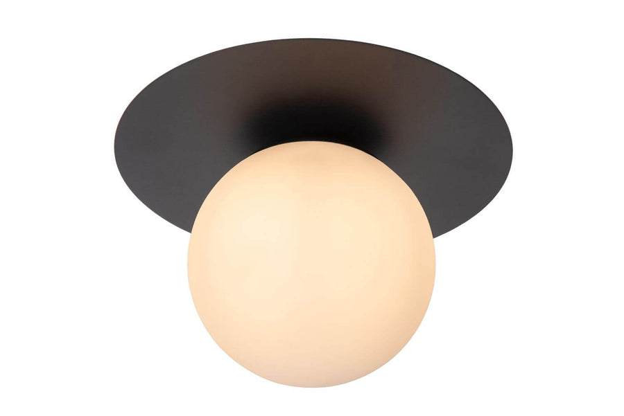 Vue rapprochée du plafonnier noir et de sa sphère en verre opale