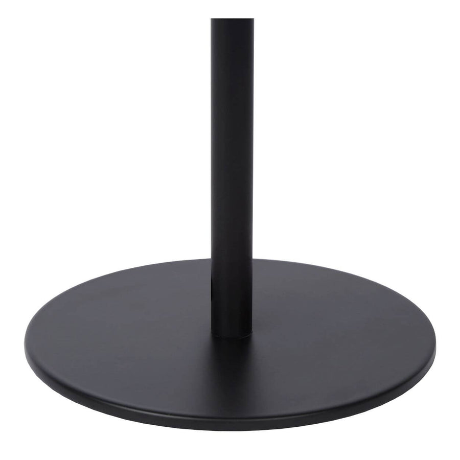 Détail de la base ronde noire et du pied cylindrique sur fond blanc