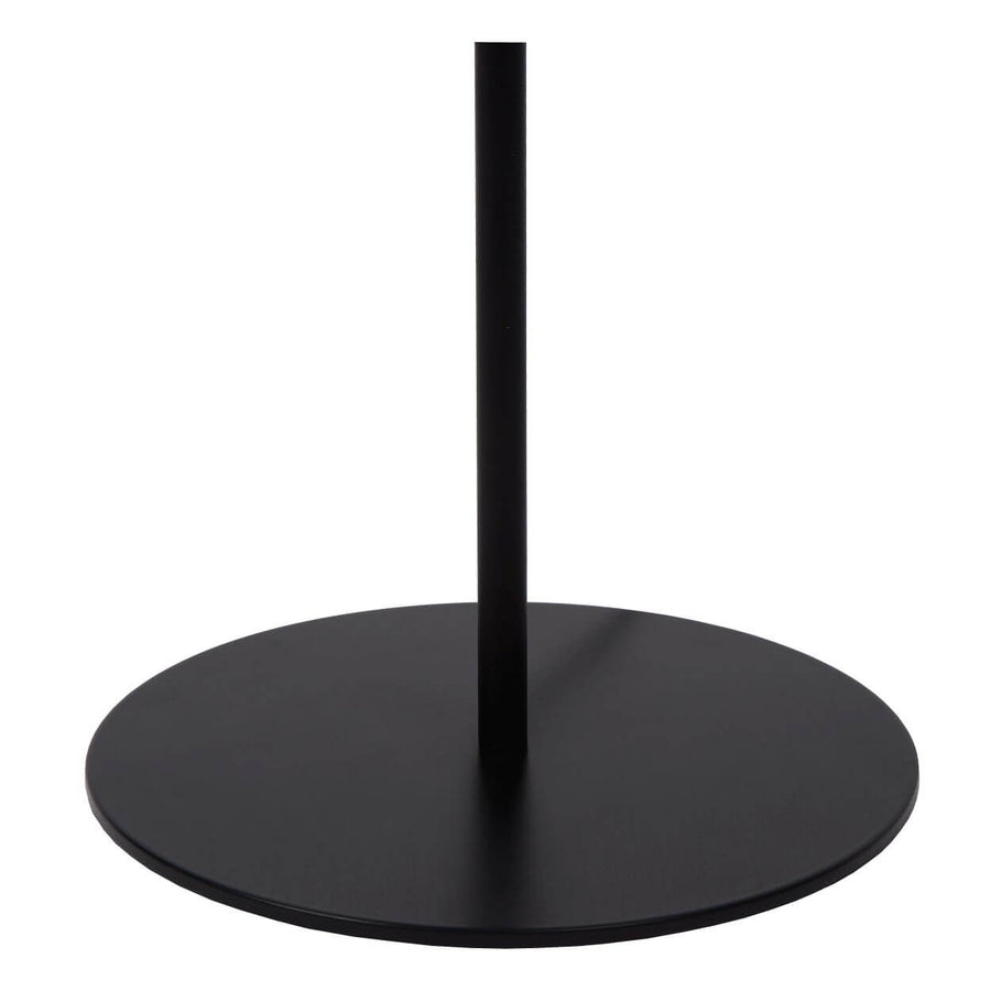 Détail de la base ronde et plate en métal noir et du fût vertical