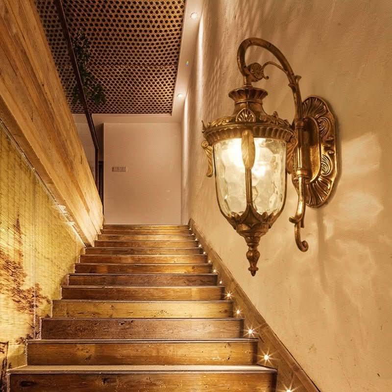Mise en ambiance dans une cage d'escalier en bois, lumière chaude allumée