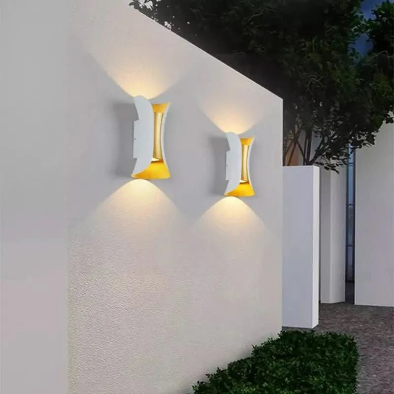Luminaire Extérieur Design Italien | ÉclatModerne - Designix Applique murale extérieur Doré et Noir Blanc Chaud (2700 - 3500K)