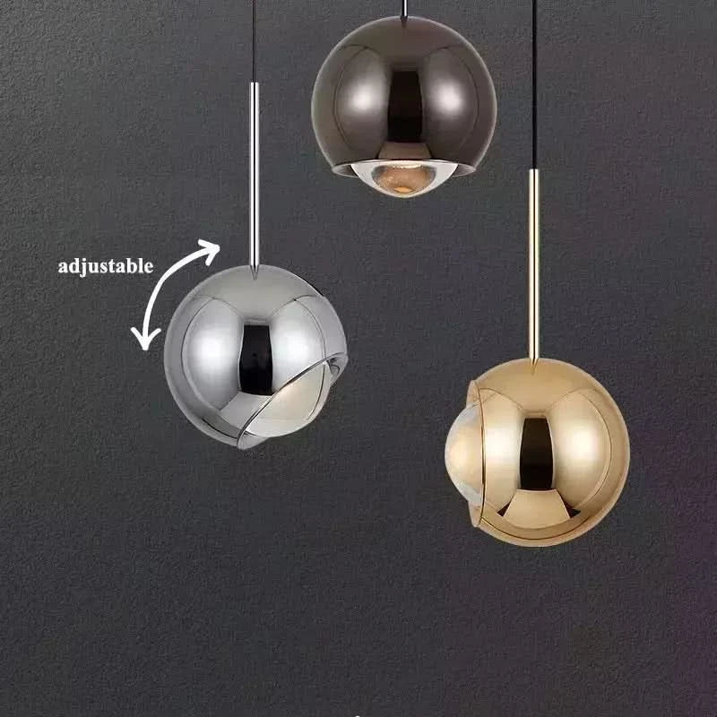 Trois suspensions boules orientables, flèche adjustable, finitions noir, chrome et doré