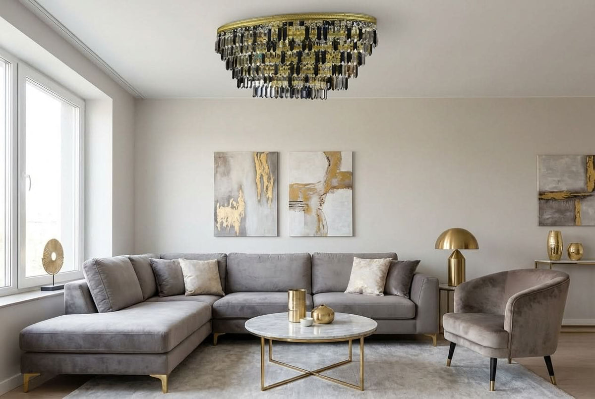 Plafonnier à pampilles dorées éclairant un séjour contemporain avec canapé d'angle beige.