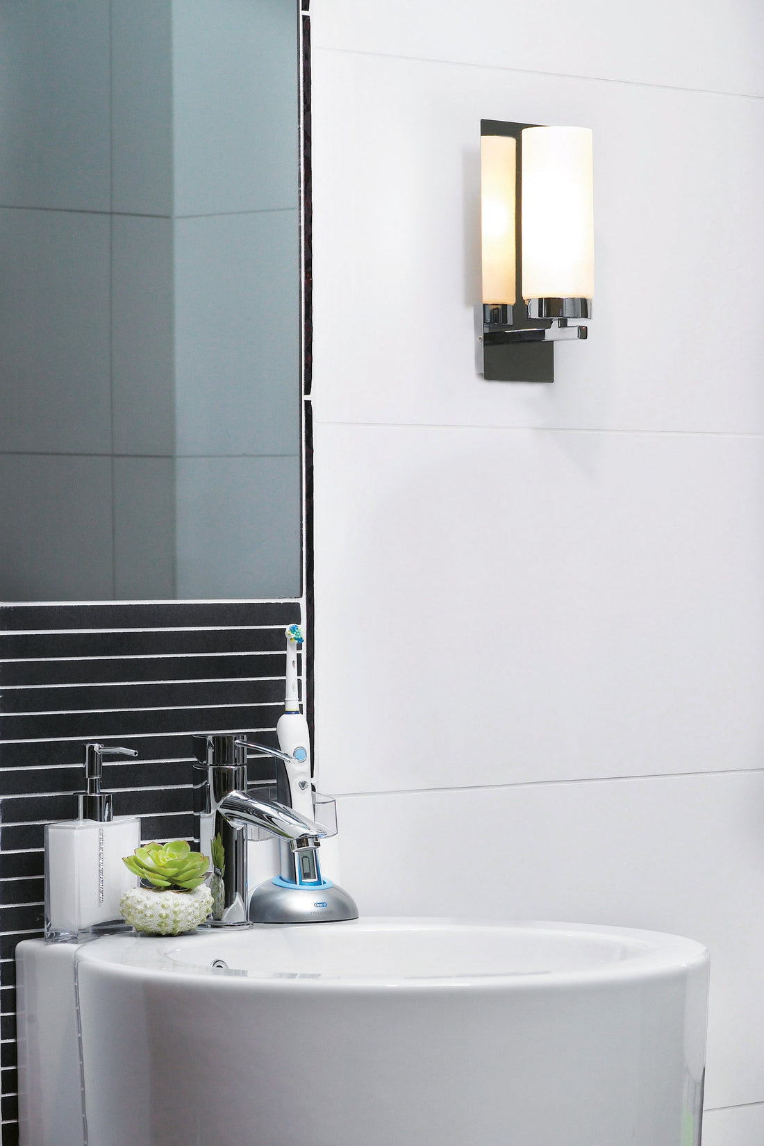 Applique de salle de bain Norrsundet chromée et verre blanc