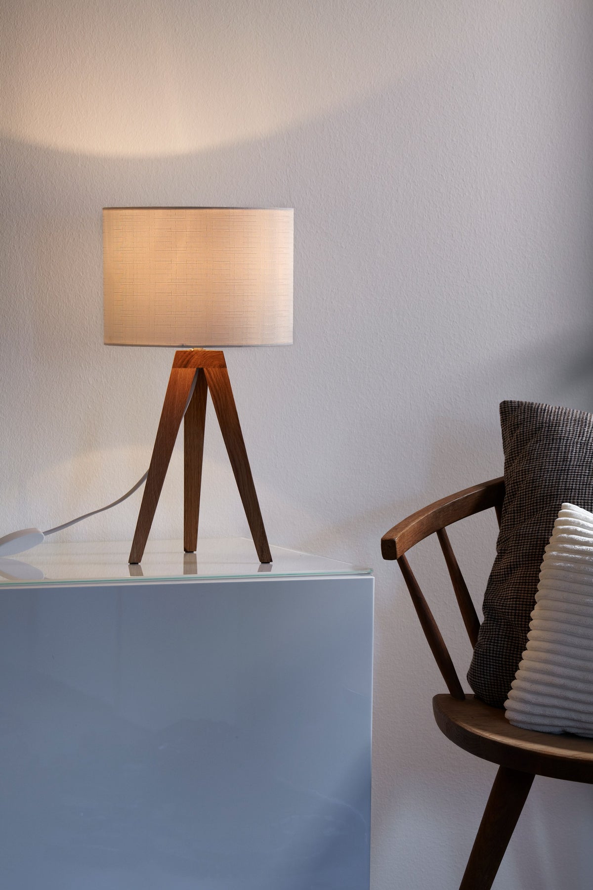 Lampe à poser Kullen en chêne et blanche 22,5 cm
