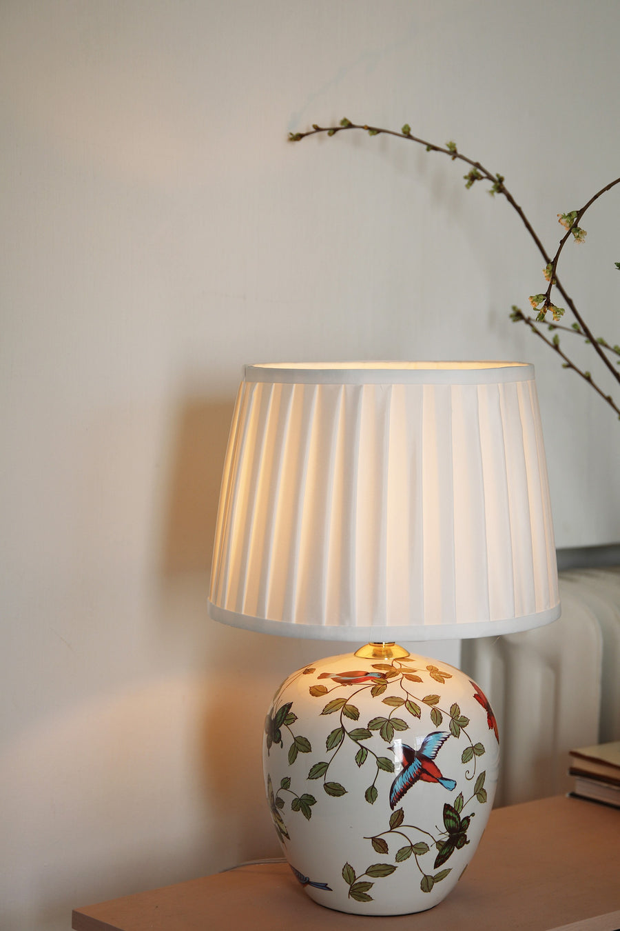 Lampe à poser Mansion en céramique à motifs et blanche