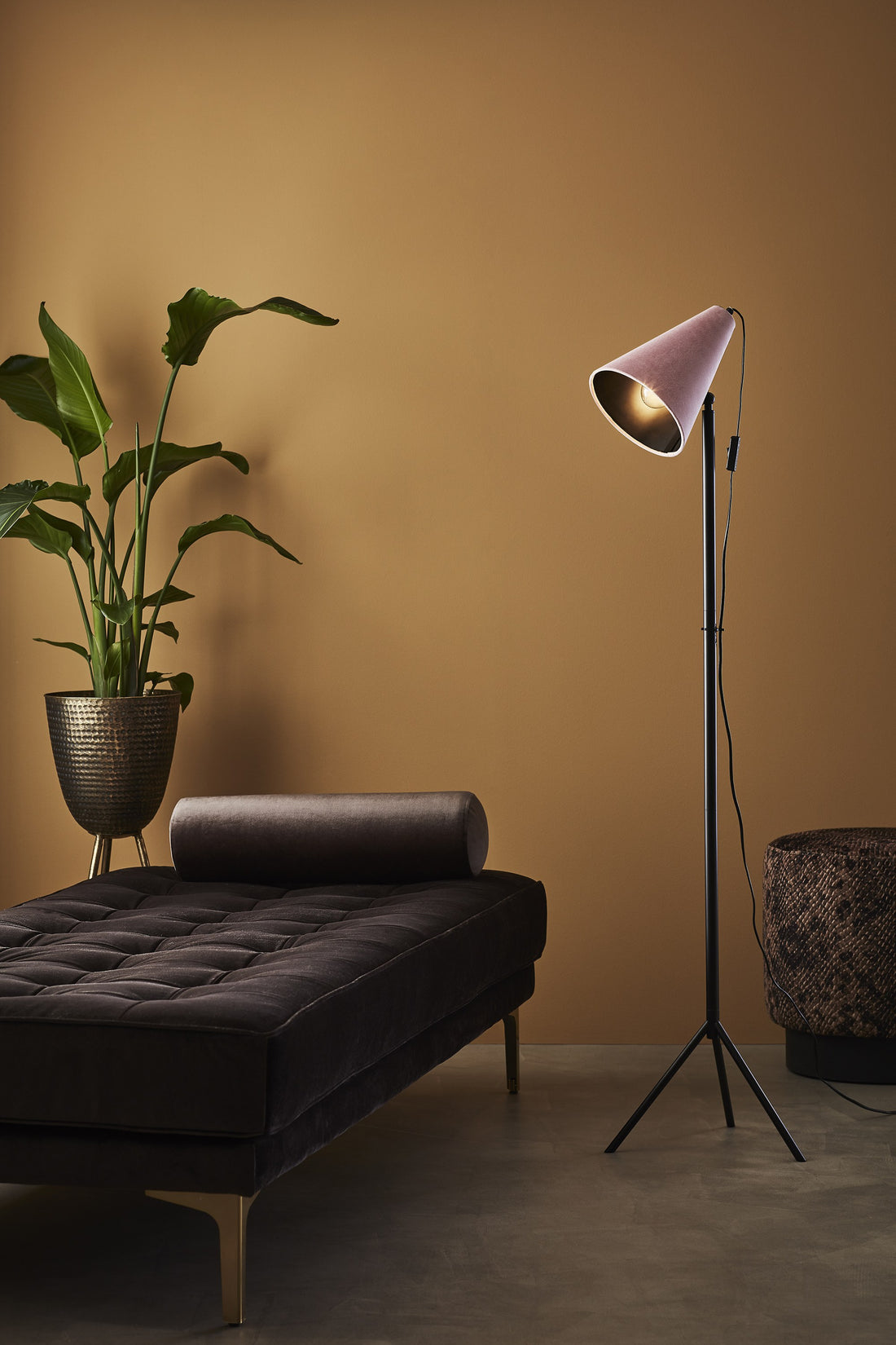 Lampadaire Cilla noir et rose, abat-jour en velours