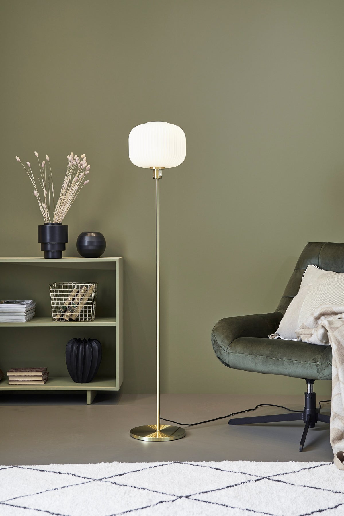 Lampadaire Sober en laiton brossé et verre blanc
