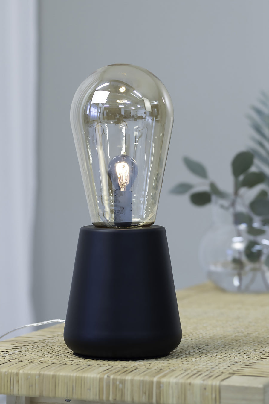 Lampe à poser Brooke noire et verre ambré