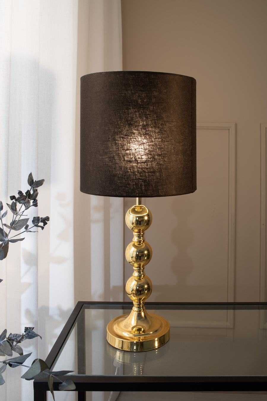 Lampe à poser Octo en laiton et noire, abat-jour en lin