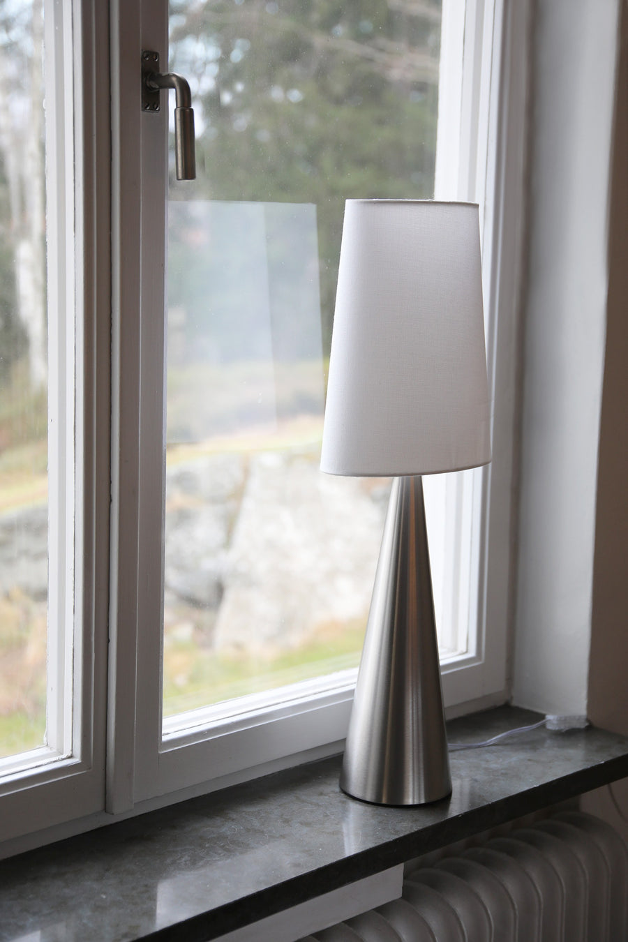 Lampe à poser Conus en nickel satiné et blanc cassé, abat-jour en lin