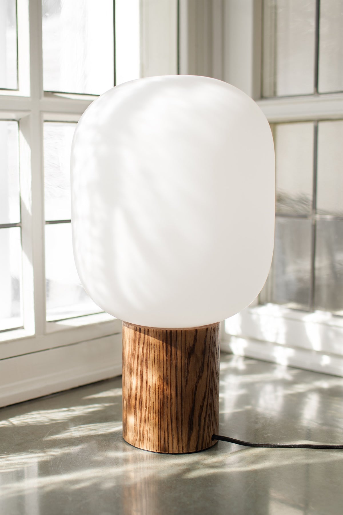 Lampe à poser Skene en chêne blanc et bois brûlé