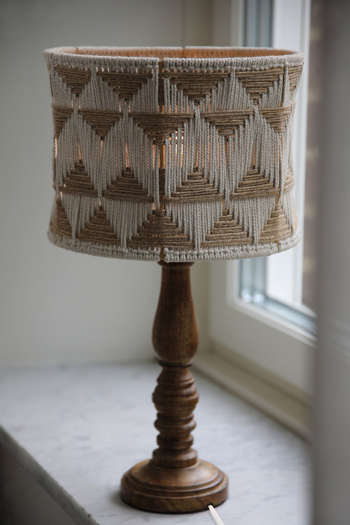 Lampe à poser Ano avec abat-jour en jute et coton