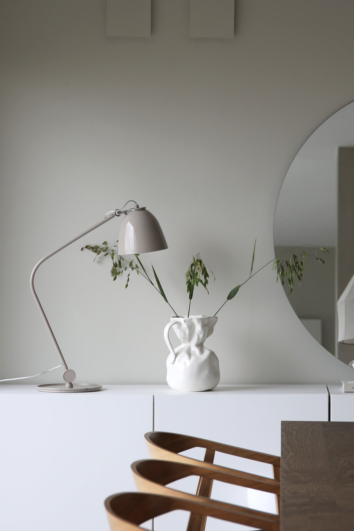 Lampe à poser Tilt grège