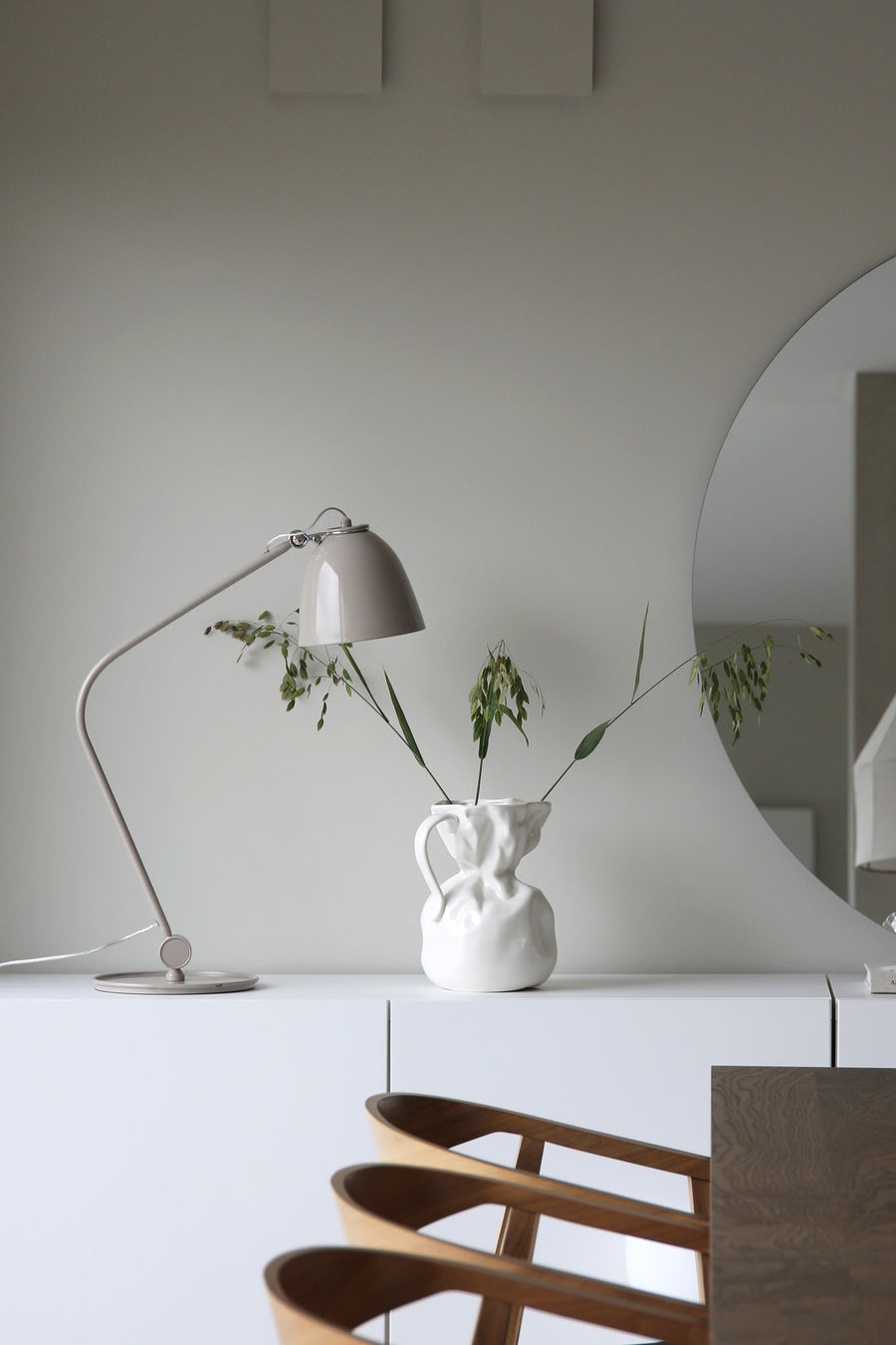 Lampe à poser Tilt grège